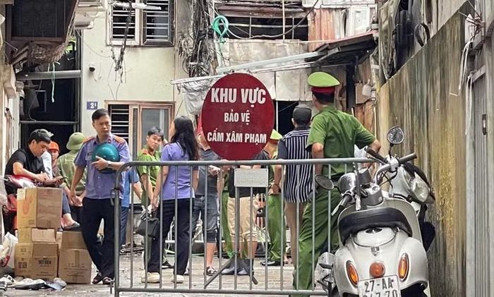Lực lượng chức năng phong tỏa hiện trường vụ cháy tại ngõ 2B Văn Cao, phường Tây Hồ, thành phố Hà Nội. Ảnh: TTXVN