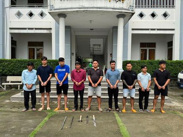 9 đối tượng liên quan được đưa về trụ sở công an làm rõ