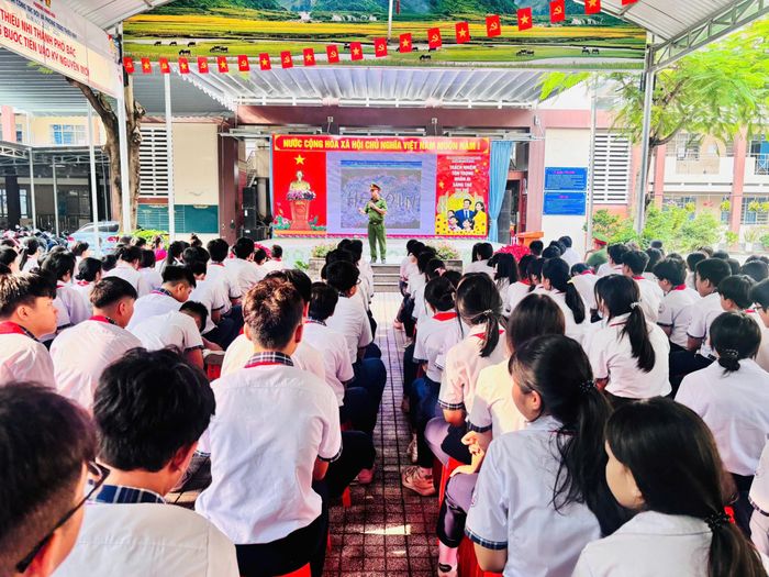 Quang cảnh buổi tuyên truyền tại Trường THCS Đông Hoà
