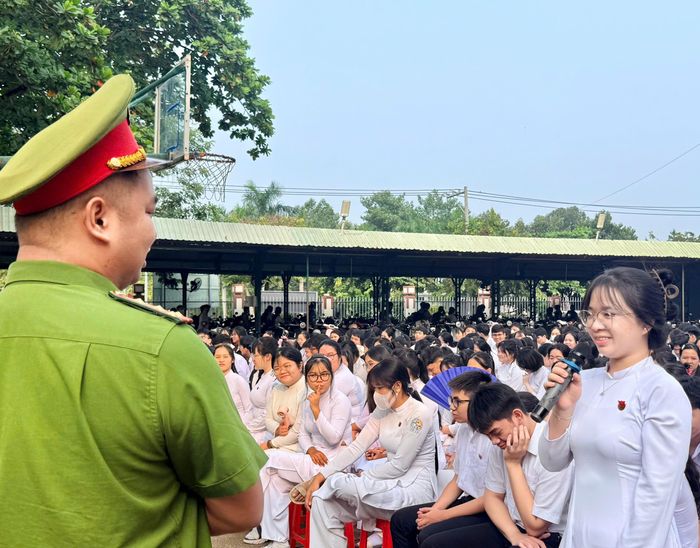 Chương trình tổ chức giao lưu, trao đổi và đặt câu hỏi tình huống, tạo không khí sôi nổi, giúp các em học sinh dễ hiểu, dễ nhớ và nâng cao kỹ năng xử lý các tình huống trong thực tế