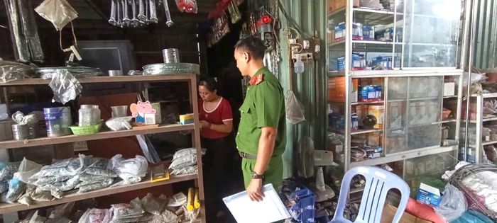 Công an phường tổ chức tuyên truyền, vận động các chủ cơ sở chủ động trang bị và ký bản cam kết thực hiện đúng tiến độ lắp đặt hệ thống truyền tin báo cháy sự cố