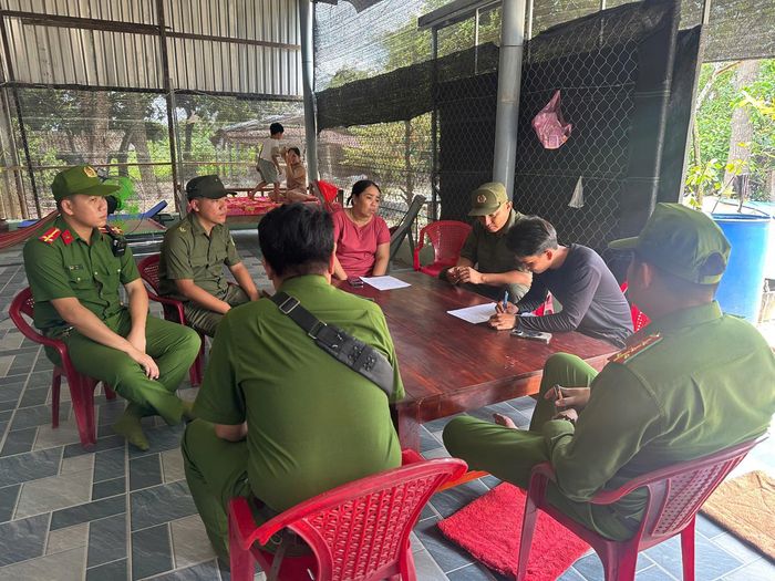 Thông qua buổi gặp gỡ, lực lượng Công an tuyên truyền đến các hộ dân về những phương thức, thủ đoạn hoạt động của tội phạm