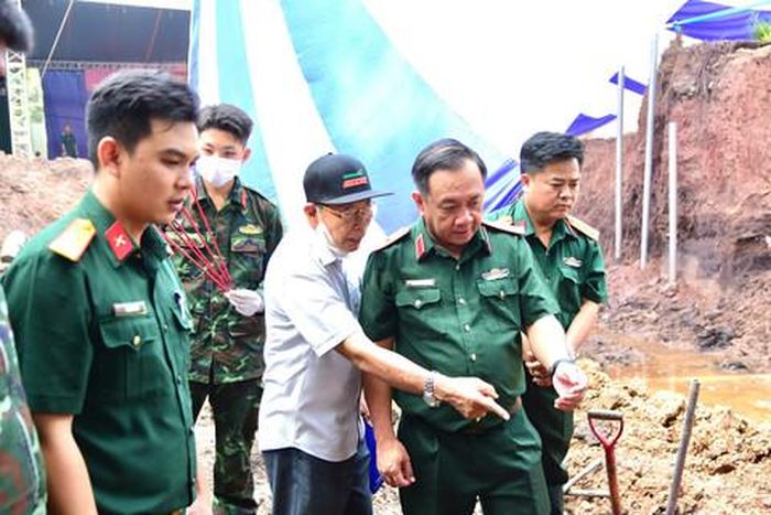 Thiếu tướng Nguyễn Thành Trung - Chính ủy Bộ tư lệnh Quân khu 7 kiểm tra công tác tìm kiếm, quy tập hài cốt liệt sĩ