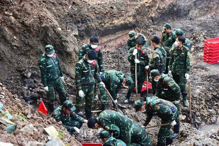 Khu vực tìm kiếm đang được tập trung tại rãnh mộ thứ 2 vừa được phát hiện tại khu A