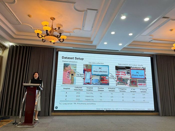 Giáo sư Hong Chen, Đại học Thanh Hoa (Trung Quốc), trình bày bài giảng về “Hệ khứu giác phỏng sinh học mô phỏng thần kinh: Từ thuật toán đến chip”. Ảnh: XT