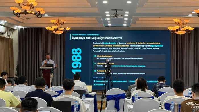 Diễn giả trình bày bài giảng tại sự kiện Trường mùa thu về Mạch và Hệ thống Trí tuệ nhân tạo. Ảnh: XT