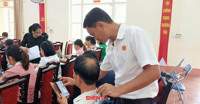 Hướng dẫn người dân thao tác trực tiếp trên điện thoại thông minh.