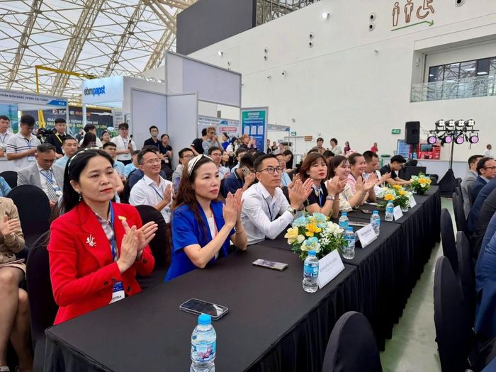 Các đại biểu tham dự lễ khai mạc triển lãm.