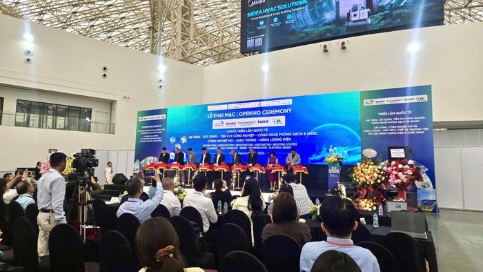 Các đại biểu thực hiện nghi thức cắt băng khai mạc triển lãm.