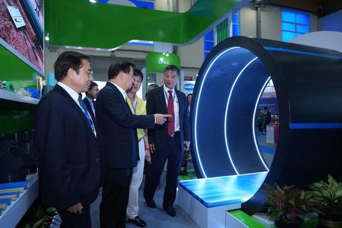 Nguyên Phó Thủ tướng Trịnh Đình Dũng và các đại biểu tham quan khu vực triển lãm - Ảnh: BTC