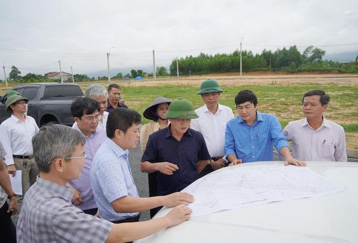 Lãnh đạo UBND tỉnh Quảng Trị và đại điện các sở, ngành và địa phương liên quan kiểm tra tiến độ Dự án