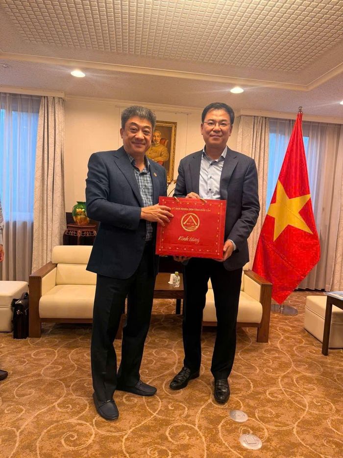  Đại diện tỉnh Đắk Lắk trao tặng quà lưu niệm cho Đại sứ quán Việt Nam tại Nhật Bản. 