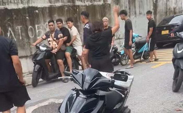 Sau khi được người dân can ngăn, nhóm người cầm hung khí rời khỏi hiện trường.