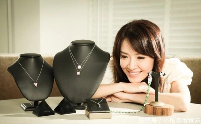 Mỹ nhân giải nghệ để chuyển hướng kinh doanh kim cương.