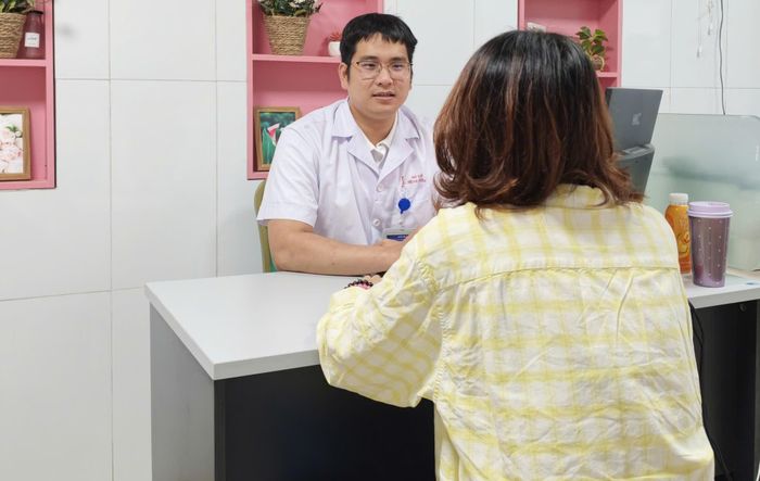 BS Quân tư vấn cho người bệnh (Ảnh: BSCC)