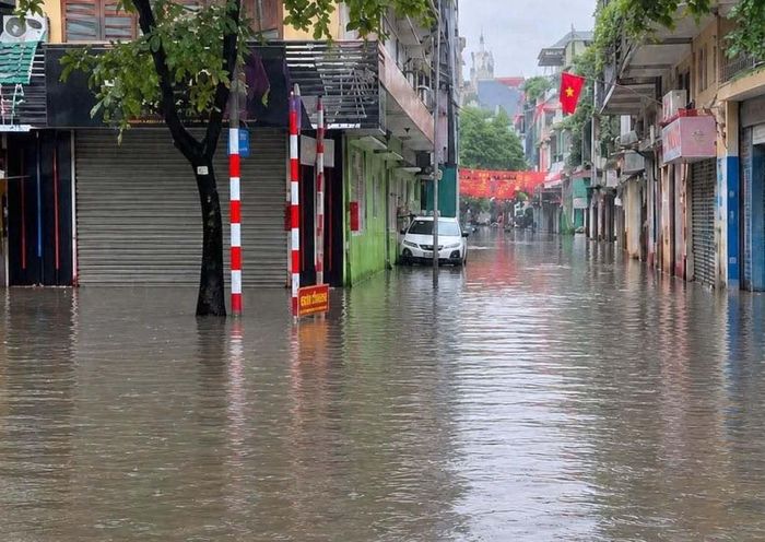 Nước ngập trên phố Ngọc Lâm.