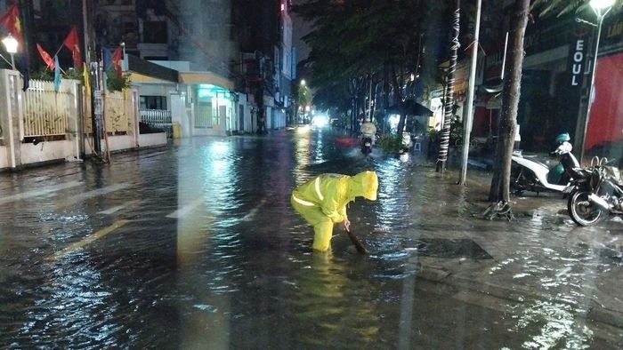 Công ty TNHH MTV Thoát nước Hà Nội ứng trực tại điểm ngập ở phố Triều Khúc.