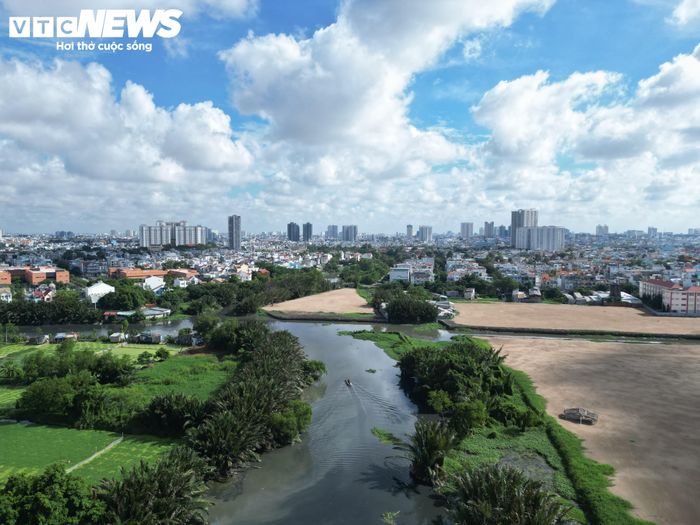 Trong đó, phường Bình Tiên có 121 trường hợp bị ảnh hưởng, đã bàn giao 82 trường hợp, đạt khoảng 68%. Tại xã Bình Hưng có 24 trường hợp bị ảnh hưởng, mới bàn giao 6 trường hợp, đạt 25%. Ở phường Phú Định có 100 trường hợp bị ảnh hưởng, đến nay chưa bàn giao mặt bằng. Phường Bình Đông có 179 trường hợp bị ảnh hưởng, hiện đang hiệp thương để chi trả tiền bồi thường.