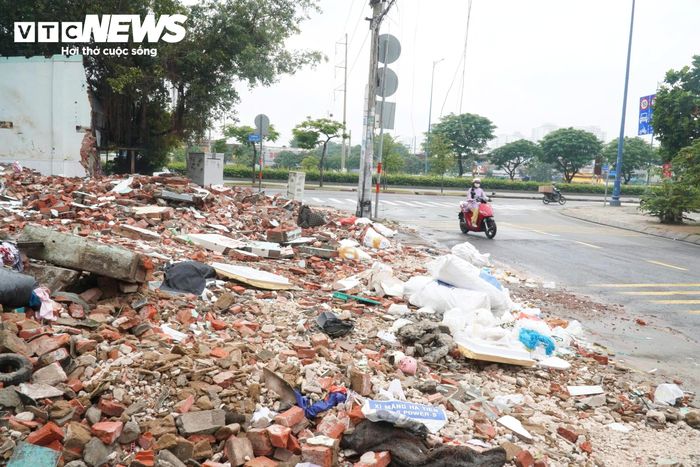 Bà Nguyễn Thị Ngọc Dung (ngụ phường Bình Tiên) cho biết gia đình bà là một trong những hộ dân đầu tiên nhận tiền bồi thường và bàn giao mặt bằng cho dự án. “Gia đình tôi bị thu hồi hơn 85m², nhận bồi thường 11 tỷ đồng. Hy vọng dự án sớm triển khai, giúp khu vực đẹp hơn, kết nối các công trình giao thông trọng điểm tốt hơn”, bà Dung chia sẻ.