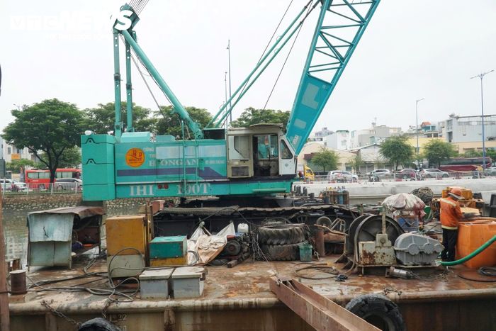 Theo quan sát, trong khi nhiều hộ dân tại phường Bình Tiên đang tháo dỡ nhà cửa, bàn giao mặt bằng, tại khu vực kênh Lò Gốm (phường Bình Đông), máy móc và công nhân cũng đang triển khai một số hạng mục của dự án.