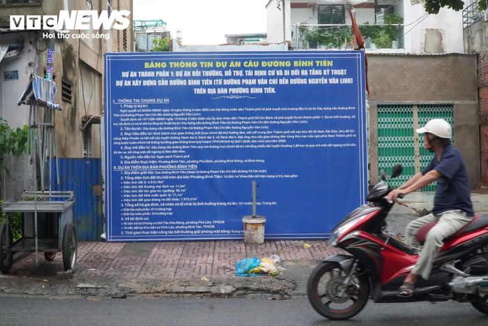 Từ đây, tuyến vượt kênh Tàu Hủ và đại lộ Võ Văn Kiệt, theo đường Cây Sung đến kênh Đôi. Hệ thống cầu có tổng chiều dài khoảng 3,1km, rộng 16-30,5m.