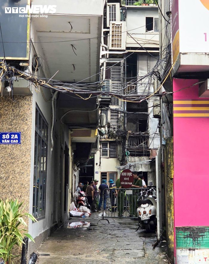 Vụ cháy được người dân phát hiện lúc gần 2h sáng nay. Mọi người báo động và sử dụng phương tiện tại chỗ dập lửa nhưng không thành công.