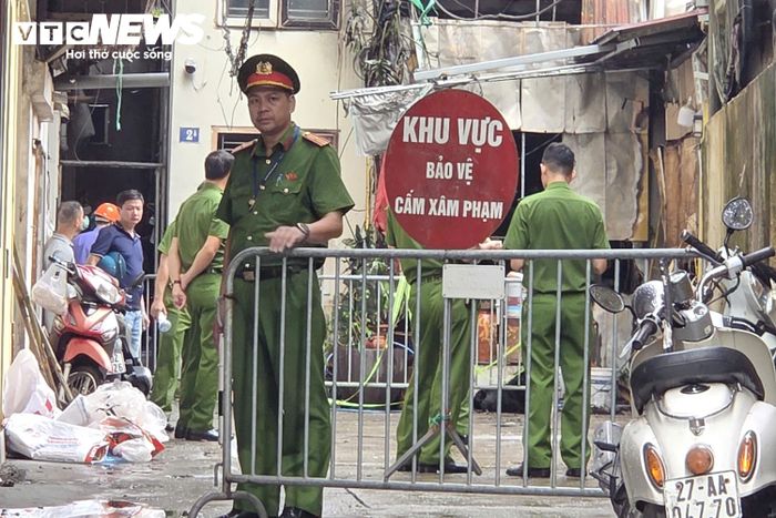 Ghi nhận của PV Báo Điện tử VTC News, căn nhà nơi xảy ra hỏa hoạn nằm cách mặt đường Văn Cao khoảng 20m. Công an đang phong tỏa hiện trường để tổ chức khám nghiệm, điều tra nguyên nhân vụ việc.