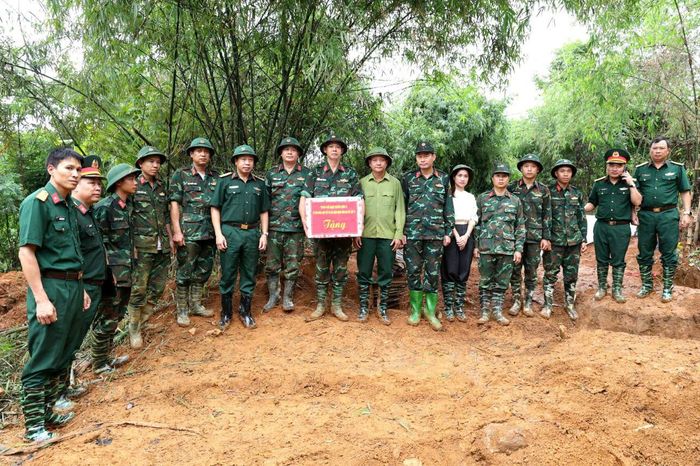 Đoàn công tác Quân khu 2 đã trao quà, động viên cán bộ, chiến sĩ đang trực tiếp thực hiện nhiệm vụ.