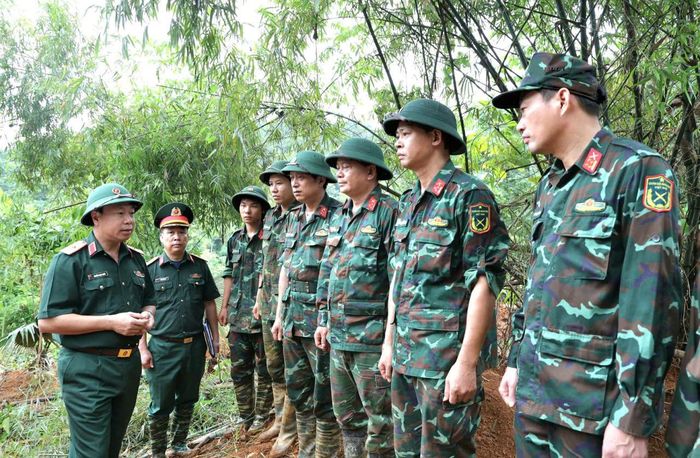 Thiếu tướng Nguyễn Ngọc Ngân, Phó Chủ nhiệm Chính trị Quân khu 2, kiểm tra công tác tìm kiếm, quy tập hài cốt liệt sĩ tại khu vực đồi Đá Vôi.