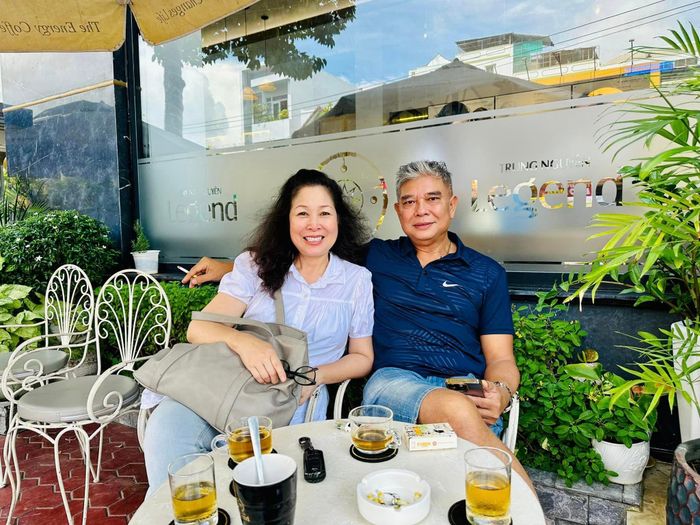 Sau khi giã từ màn ảnh, Lê Tuấn Anh lui về hậu trường và đồng hành cùng NSND Hồng Vân.