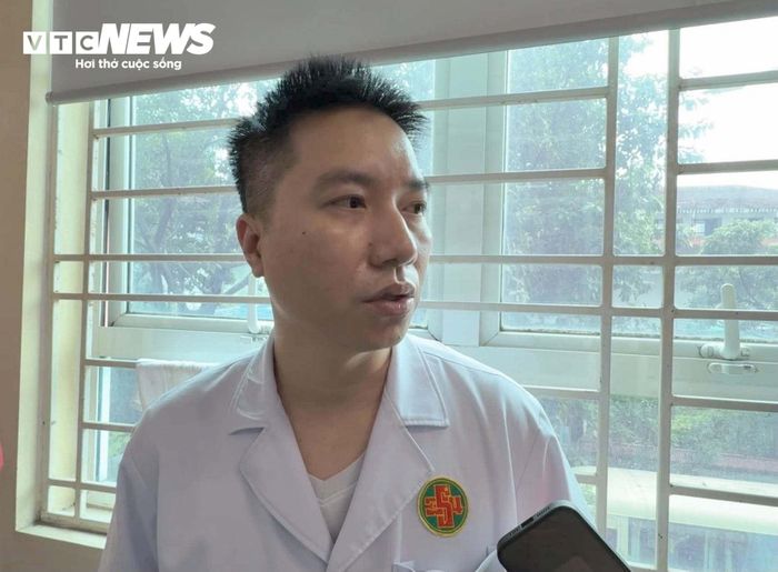 Bác sĩ Chuyên khoa II Trần Quốc Thắng thông tin về tình trạng bệnh nhân.