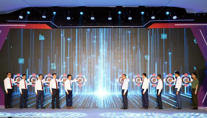 Các đại biểu thực hiện nghi thức bấm nút khởi công Dự án đầu tư xây dựng và kinh doanh kết cấu hạ tầng KCN Nghĩa Hưng.