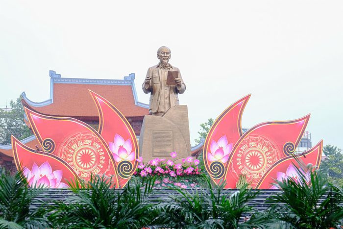 Khu sân Kết đoàn và Đền thờ Bác Hồ.