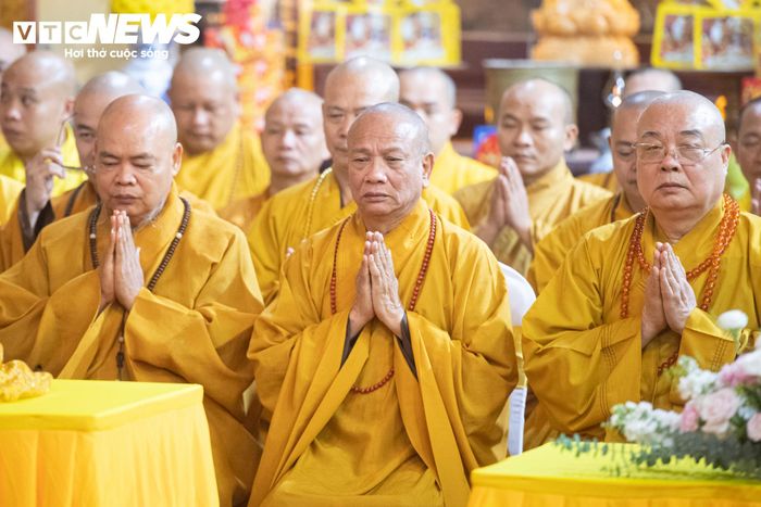 Cầu nguyện bình an cho Nhà vua và Hoàng hậu Thái Lan, đồng thời cầu nguyện cho mối quan hệ hai nước ngày một phát triển. 