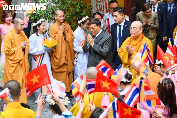 Trưởng lão Hòa thượng Thích Thanh Nhiễu, Phó Chủ tịch Thường trực Hội đồng Trị sự Giáo hội Phật giáo Việt Nam cùng chư tôn đức tăng ni đón Nhà vua và Hoàng hậu Thái Lan.