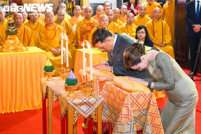 Nhà vua và Hoàng hậu Thái Lan dâng hương tại chùa Quán Sứ.