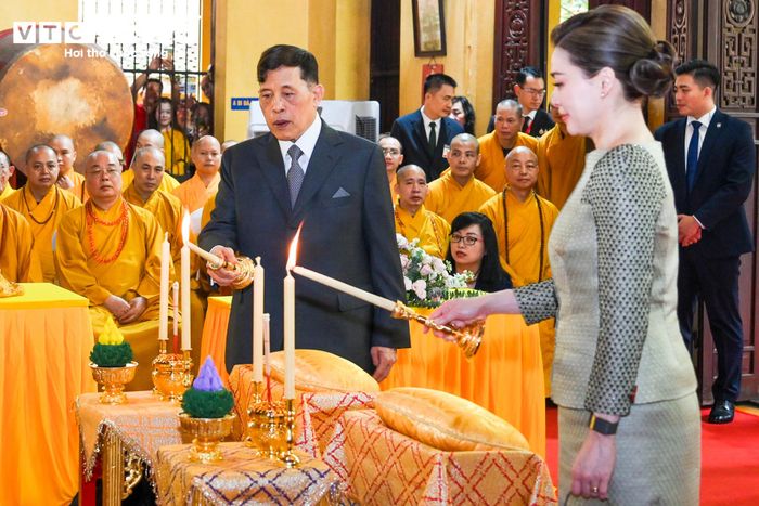 Nhà vua và Hoàng hậu Thái Lan thực hiện nghi lễ thắp nến cầu an tại chùa Quán Sứ.