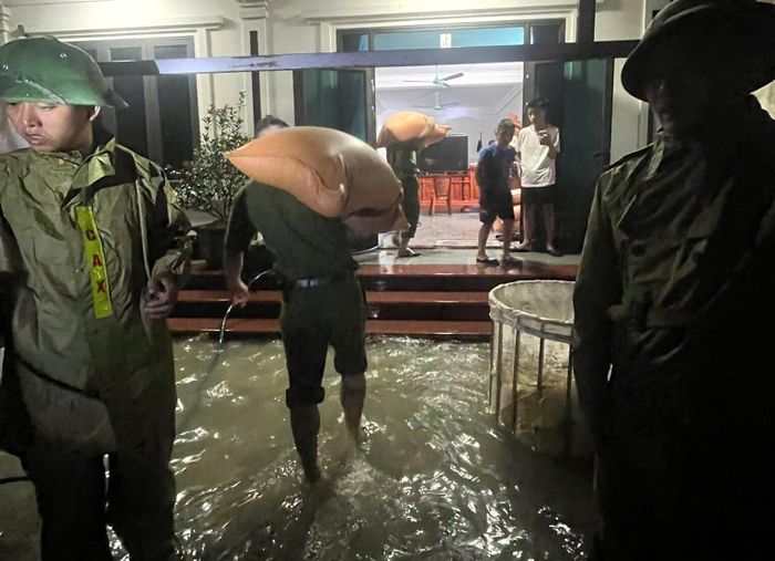 Tại xã Quỳnh Văn, Công an xã huy động cán bộ, chiến sĩ, lực lượng ANTT ở cơ sở phối hợp với BCH Quân sự, các ban, ngành, đoàn thể hỗ trợ nhân dân di dời tài sản bị ảnh hưởng do mưa lũ gây ra