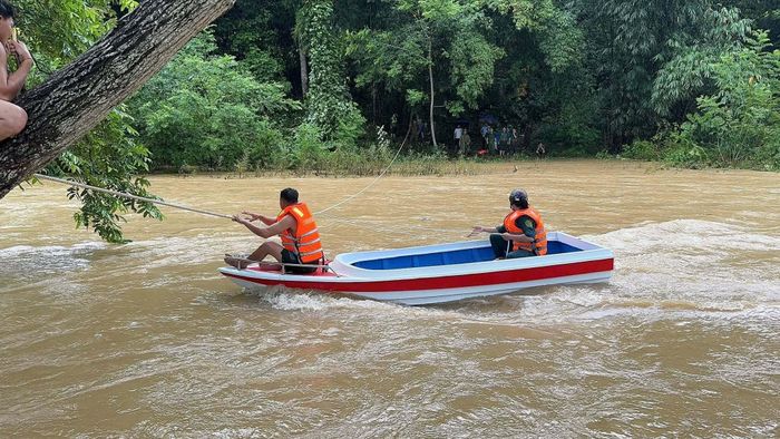 Ca nô sẵn sàng chở những người dân khi cấp bách