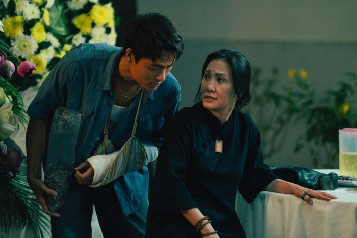 Vai bà Mũi của Hồng Đào trong phim “Lên hương”.