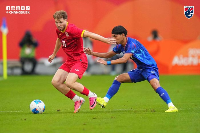 U23 Thái Lan đấu với U23 Kyrgyzstan ở ASIAD 2026. (Ảnh: FAT)