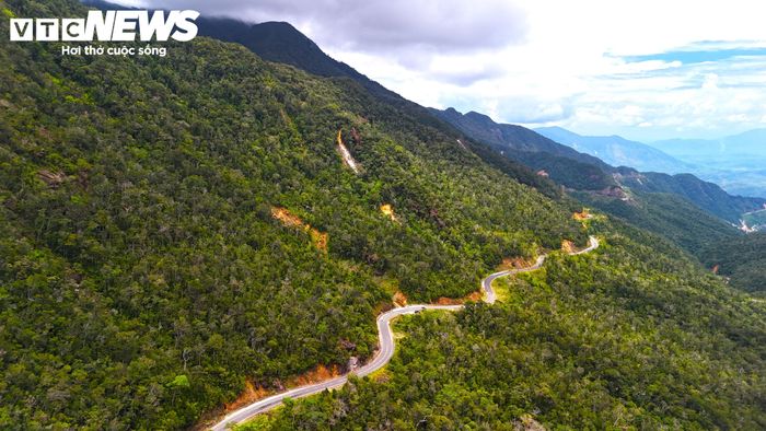 Đèo Khánh Lê dài 33 km, nằm trên quốc lộ 27C dài 121 km, là tuyến huyết mạch nối Nha Trang với Đà Lạt, đồng thời là cung đường ngắn nhất giữa hai điểm du lịch này.