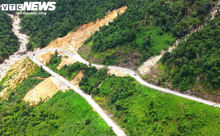Quốc lộ 27C qua đèo Khánh Lê có địa hình đèo dốc, quanh co, một bên ta luy dương cao, bên còn lại là vực sâu. Sau các đợt mưa lũ, nhiều vị trí trên tuyến bị sạt lở, hư hỏng, tiềm ẩn nguy cơ mất an toàn giao thông. Từ tháng 6/2026, việc sửa chữa đèo Khánh Lê đã được triển khai để đảm bảo an toàn cho các phương tiện qua lại.