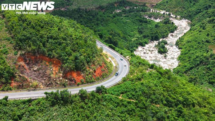 Đợt mưa lớn cuối năm 2025 gây khoảng 100 điểm sạt lở lớn nhỏ trên toàn tuyến đèo này. Đêm 16 rạng sáng 17/11/2025, một xe khách chạy hướng Đà Lạt về Nha Trang bị đá đè trúng khi qua đèo, khiến 6 người chết, 19 người bị thương. Sau vụ việc, tuyến đèo tiếp tục xuất hiện thêm hàng chục điểm sạt lở mới, phải mất hơn một tháng mới thông xe trở lại. Cơ quan chức năng từng phải phong tỏa để khắc phục. Đến nay, các vị trí sạt lở nghiêm trọng đã được xử lý, một số điểm tiếp tục được theo dõi và gia cố.