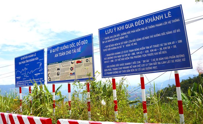 Dọc tuyến đèo, cơ quan chức năng tỉnh Khánh Hòa có để bảng hướng dẫn giúp người dân đi lại trên đèo đảm bảo an toàn.