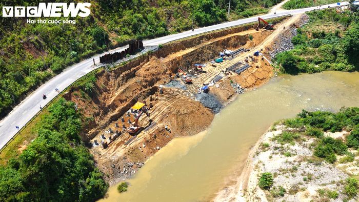 Tại điểm sạt lở taluy âm gần chân đèo Khánh Lê, xã Nam Khánh Vĩnh, nhà thầu thi công tường chắn bêtông cốt thép trên hệ cọc khoan nhồi đường kính một mét. Đến nay, 26 trong tổng số 48 cọc đã hoàn thành; phần móng và thân tường chắn đang tiếp tục được triển khai.