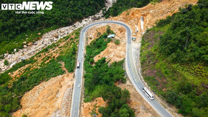 Theo Sở Xây dựng tỉnh Khánh Hòa, công trình sửa chữa quốc lộ 27C có tổng mức đầu tư gần 125 tỷ đồng, giá trị hợp đồng thi công hơn 105,5 tỷ đồng, thực hiện từ ngày 8/6 đến 5/10. 9 điểm đang được gia cố gồm Km26+320, Km43+300, Km44+500, Km44+920, Km53+900, Km55+000, Km55+150, Km61+300 và Km61+700, tiến độ hiện đạt 40-50% khối lượng.