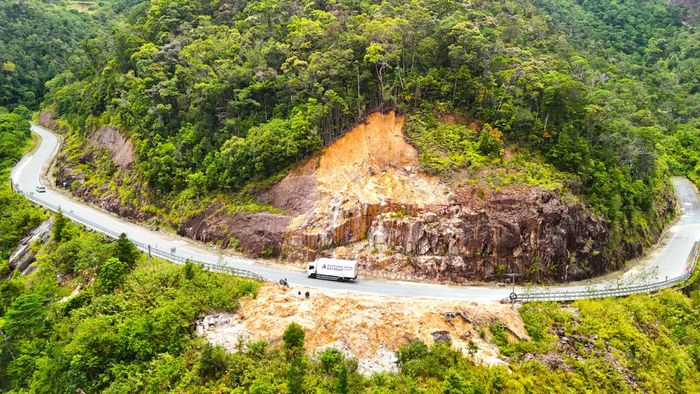 Anh Nguyễn Văn Toàn (ở Nha Trang) cho biết: “gần đây mỗi lần qua đèo này phải đứng đợi khoảng 1 giờ để công nhân thi công sửa chữa. Hiện tại, phía Đà Lạt đã có mưa lớn thường xuyên, tôi đi qua đèo này cũng thấy sợ”.