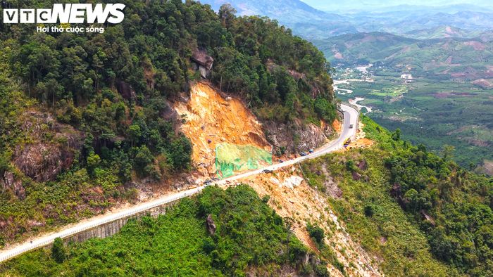 Tại Km44+500 và Km44+920, nhà thầu đang hốt dọn, thanh thải mái ta luy; khoan tạo lỗ, lắp đặt đinh neo gia cố mái ta luy và triển khai hệ thống chống đá rơi