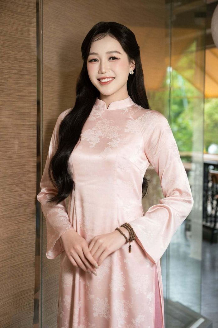  Thu Trà là đảng viên và sở hữu bảng thành tích học tập nổi bật. Cô là học sinh giỏi suốt nhiều năm, là sinh viên giỏi và đoàn viên xuất sắc của Trường Đại học Thương mại.